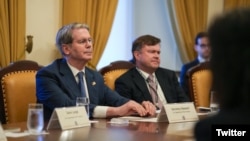 스콧 베선트 미국 재무장관 (사진 왼쪽)