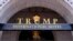 Tampak gerbang utara dari Hotel Internasional Trump di Washington D. C. dalam foto yang diambil pada 31 Juli 2020. Perusahaan Trump sepakat untuk menjual hak guna bangunan dari hotelnya yang terletak di Washington. (Foto: AP/Mark Tenally)