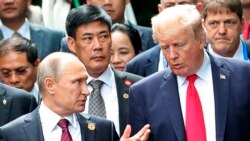 Tổng Thống Mỹ Donald Trump trò chuyện với TT Nga Vladimir Putin tại thượng đỉnh APEC ở Đà Nẵng, Việt Nam năm 2017, lần duy nhất ông Trump tham gia hội nghị APEC