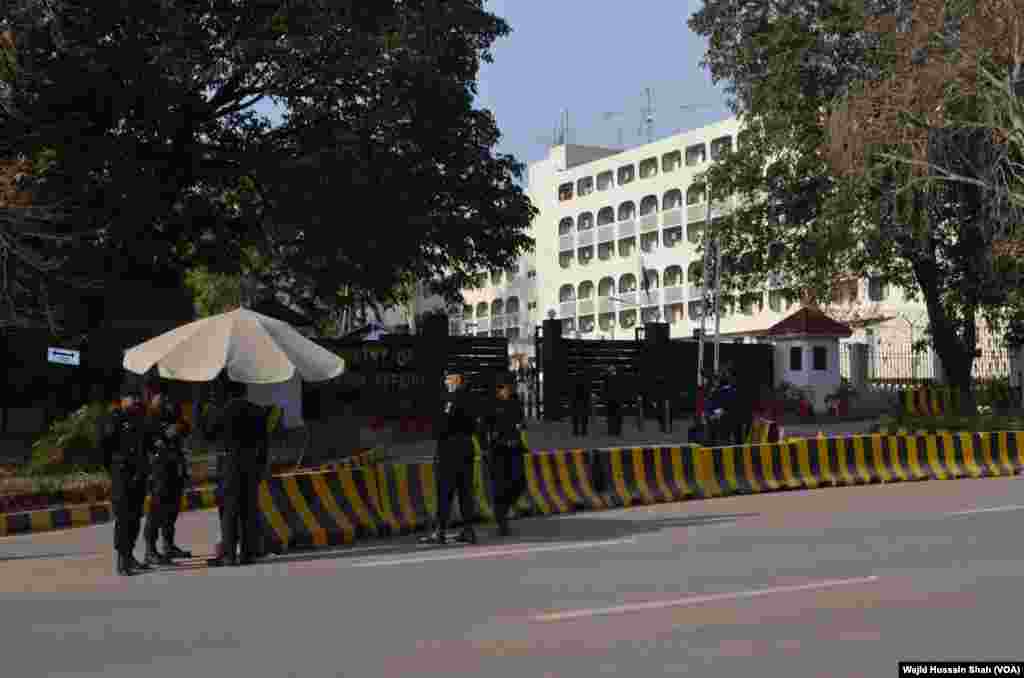 کلبھوشن کی اپنے اہلِ خانہ سے ملاقات کے موقع پر دفترِ خارجہ کے نزدیک سکیورٹی کے انتہائی سخت انتظامات کیے گئے۔