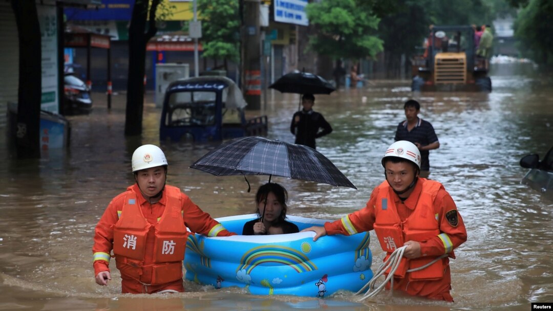 Regu penyelamat mengevakuasi warga yang terdampak banjir di kawasan Pingxiang, provinsi Jiangxi, China, 9 Juli 2019. (Foto: dok).