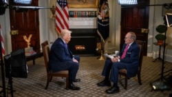 도널드 트럼프 미국 대통령이 10일 폭스 비즈니스에서 래리 커들로와 인터뷰를 하고 있다.