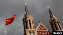 资料照：河北省黄土岗村的天主教堂前飘扬的中国国旗。（2018年9月30日）