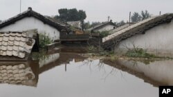 지난 2012년 7월 북한 평안남도 안주시에서 홍수로 집들이 물에 잠겼다. (자료사진)