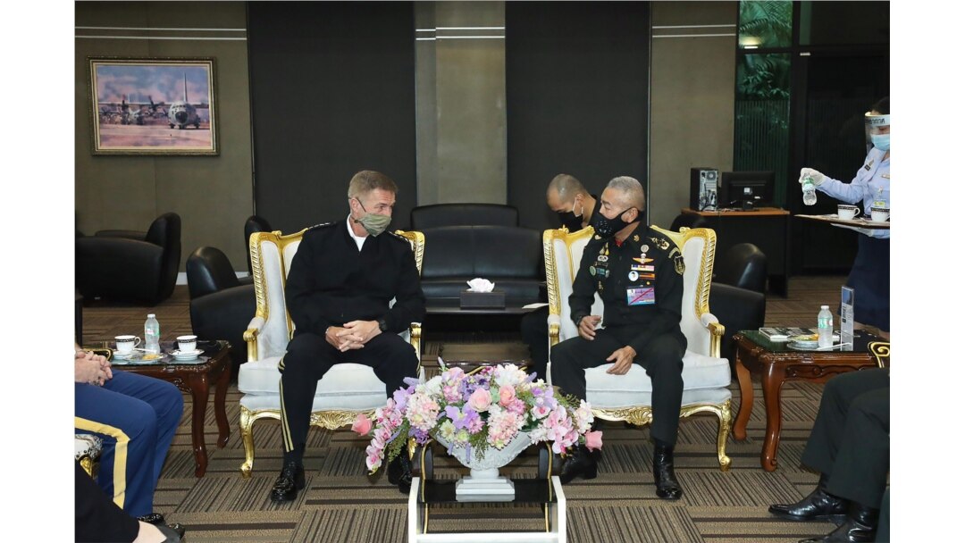 Ketua Gabungan Kepala-kepala Staf Militer AS, Jenderal James McConville, dan Kepala Angkatan Darat Apirat Kongsompong, di Bangkok, Thailand, Kamis (9/7). (Foto courtesy: Royal Thai Army)