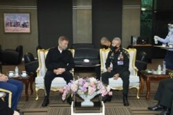 Ketua Gabungan Kepala-kepala Staf Militer AS, Jenderal James McConville, dan Kepala Angkatan Darat Apirat Kongsompong, di Bangkok, Thailand, Kamis (9/7). (Foto courtesy: Royal Thai Army)