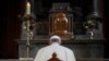 Papa Francisco rezando numa catedral de Dubiln, Irlanda.