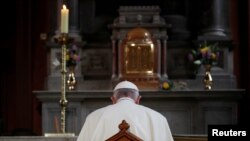 Papa Francisco rezando numa catedral de Dubiln, Irlanda.