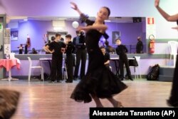 Un ballerino si esibisce durante l'allenamento presso il New Dance Days Center di Roma, in Italia, il 24 marzo 2021.