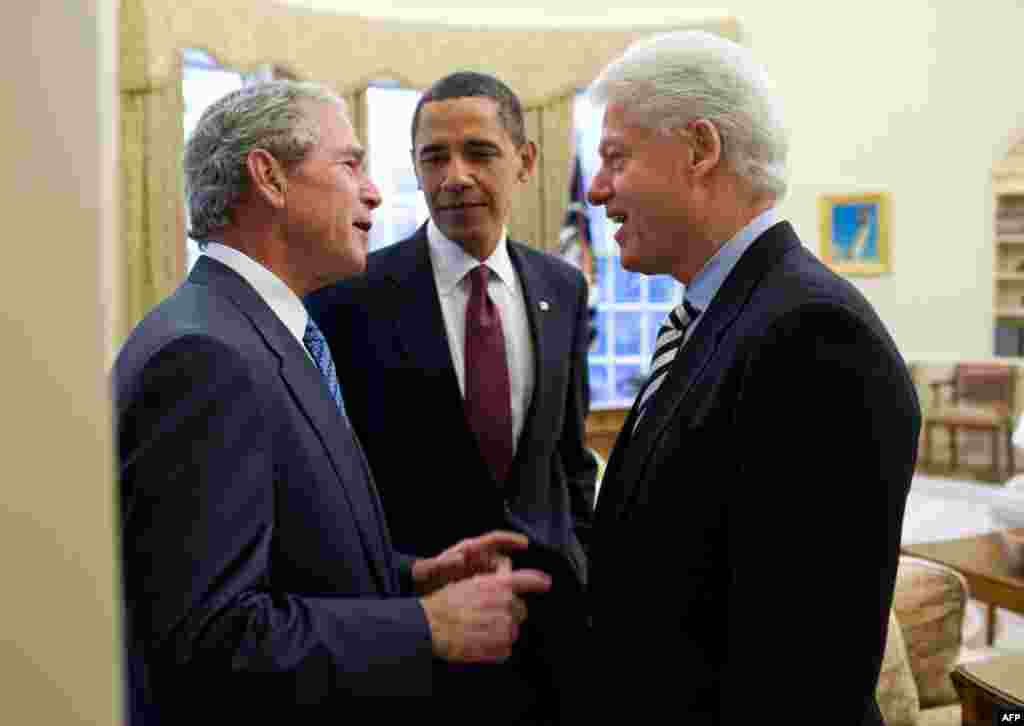 16 Ocak: Başkan Barack Obama Haiti’deki depremi iki eski Başkan, George Bush ve Bill Clinton’la görüşürken. (Official White House photo by Pete Souza)