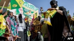 Les partisans dansent et chantent lors d’un rassemblement du parti au pouvoir Kulmiye pour les élections au Somaliland qui est prévu le 31 mai 2021 à Hargeisa.