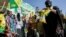 Les partisans dansent et chantent lors d’un rassemblement du parti au pouvoir Kulmiye pour les élections au Somaliland qui est prévu le 31 mai 2021 à Hargeisa.