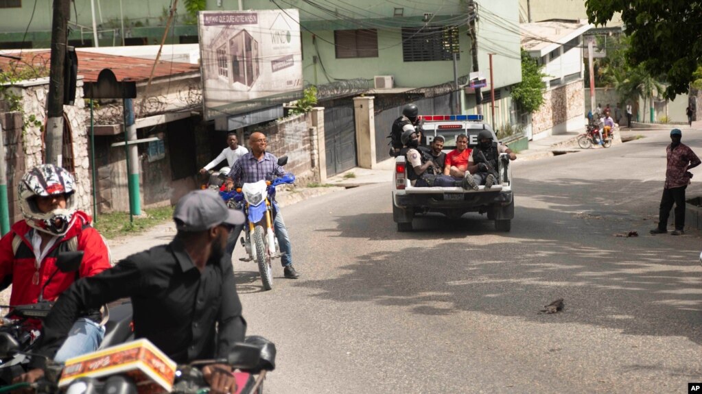 一辆警用卡车把两名被拘者送往海地太子港佩蒂翁维尔的警察局。(2021年7月8日)(photo:VOA)