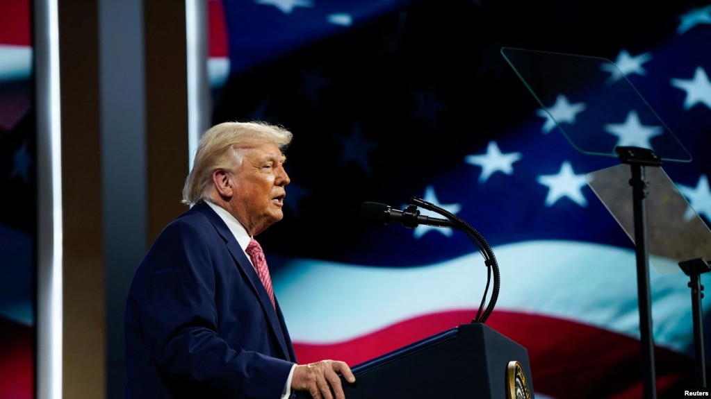 رئیس‌جمهوری ایالات متحده، دونالد ترامپ، در حال سخنرانی در اجلاس مؤسسه ابتکار سرمایه‌گذاری آینده در میامی بیچ، فلوریدا، ایالات متحده - ۷ فروردین ۱۴۰۵