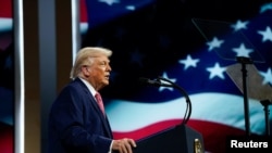 رئیس‌جمهوری ایالات متحده، دونالد ترامپ، در حال سخنرانی در اجلاس مؤسسه ابتکار سرمایه‌گذاری آینده در میامی بیچ، فلوریدا، ایالات متحده - ۷ فروردین ۱۴۰۵