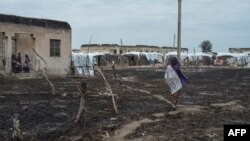 ARSIP – Dalam foto yang diambil tanggal 29 Juli 2017, tampak seorang wanita berjalan di antara kamp pengungsi di Rann, timurlaut Nigeria, dekat dengan perbatasan dengan Kamerun (foto: AFP Photo/Stefan Heunis)