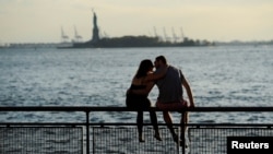 미국의 노동절 연휴가 시작된 지난 3일 오후 뉴욕 일대 관광에 나선 커플. 멀리 자유의 여신상이 보인다.