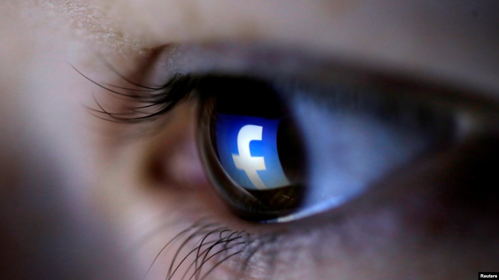 Hình ảnh logo của Facebook phản chiếu trong mắt một người sử dụng.