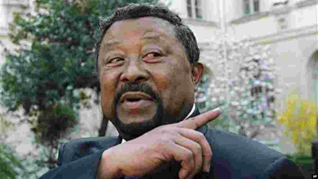 Jean Ping, 73 ans, candidat à la présidence, est un ancien président de la Commission de l'Union africaine et un ancien Premier ministre du Gabon, il connaît bien son principal adversaire, Ali Bongo Ondimba, dont il est l'ex-beau frère.
