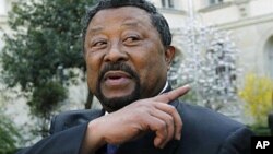 Jean Ping, président de la commission de l'Union africaine, donne une conférence de presse à Paris, le 24 mars 2011.