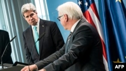 German Foreign Minister Frank-Walter Steinmeier (R) and US Secretary of State John Kerry (L) address a press conference, Jan. 31, 2014 in Berlin, Germany. 