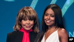 تماشاگران بازی گلف در حاشیه مسابقات پی جی اِی در کارولینای جنوبی