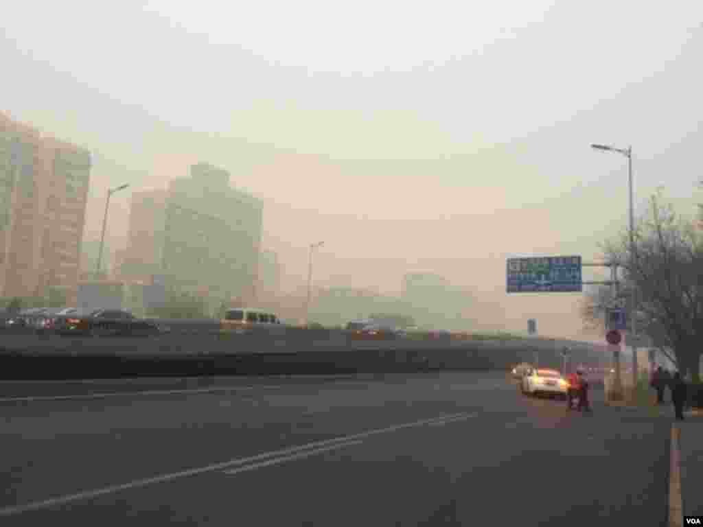 2015年11月30日，北京东直门附近二环路上空雾霾笼罩。（美国之音叶兵拍摄）