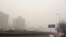 2015年11月30日，北京东直门附近二环路上空雾霾笼罩。（美国之音叶兵拍摄）