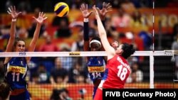 Tijana Bošković smečuje protiv bloka Italije u finalu Svetskog prvenstva u Japanu (Foto: FIVB.com)