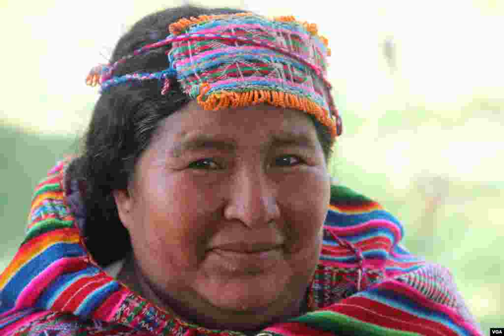 Una mujer nativa de una comunidad boliviana comparte con los visitantes sus costumbres ancestrales.