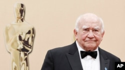 FILE - Actor Ed Asner arrives during the 82nd Academy Awards in the Hollywood section of Los Angeles, March 7, 2010. 