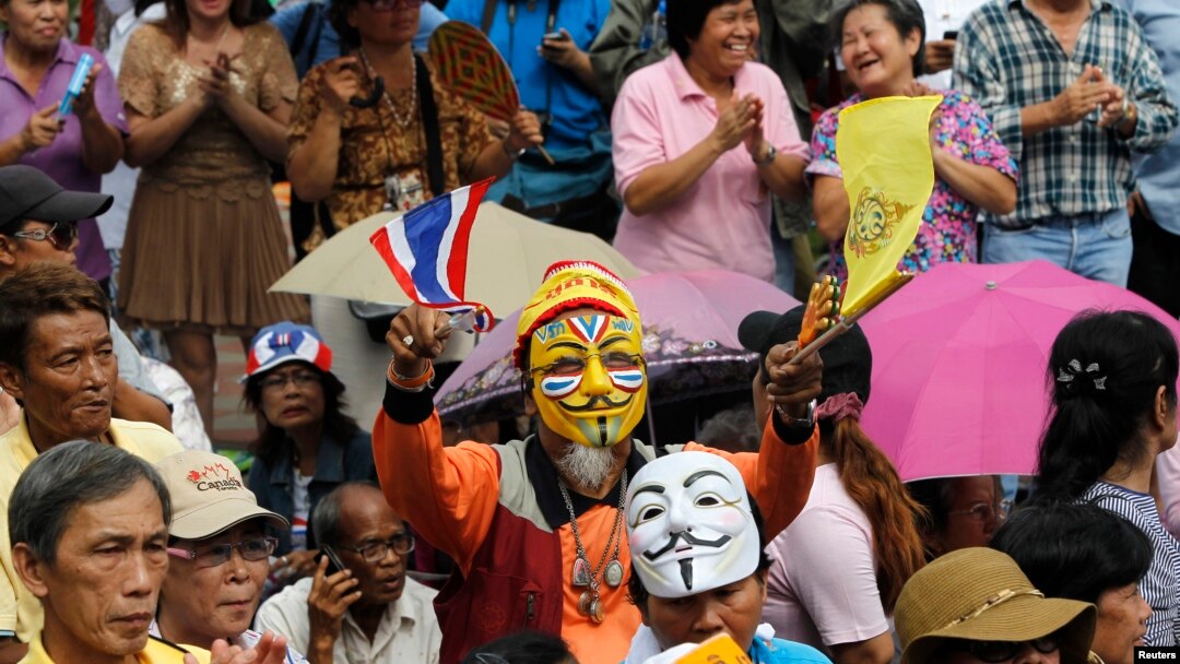 Anti-government protesters are seen gathered outside Bangkok's Lumpini Park August 4, 2013.