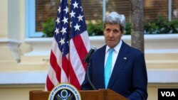 លោក John Kerry រដ្ឋមន្រ្តីក្រសួងការបរទេសសហរដ្ឋអាមេរិក ផ្តល់សន្និសីទសារព័ត៌មាន (Press Statement) អំពីដំណើរទស្សនកិច្ចរបស់លោកមកកាន់ប្រទេសកម្ពុជា នៅសណ្ឋាគារ Raffle Le Royal នៅថ្ងៃទី២៦ ខែមករា ឆ្នាំ២០១៦។