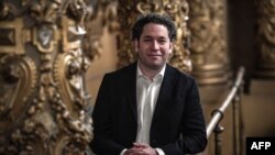 El director de la Orquesta Filarmónica de Los Ángeles, Gustavo Dudamel, recién nombrado director musical de la Ópera de París, posa durante una sesión de fotos en el Palais Garnier de París, el 15 de abril de 2021. [Foto: AFP]