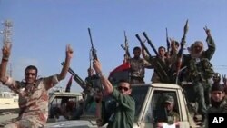 Des combattants libyens à Benghazi