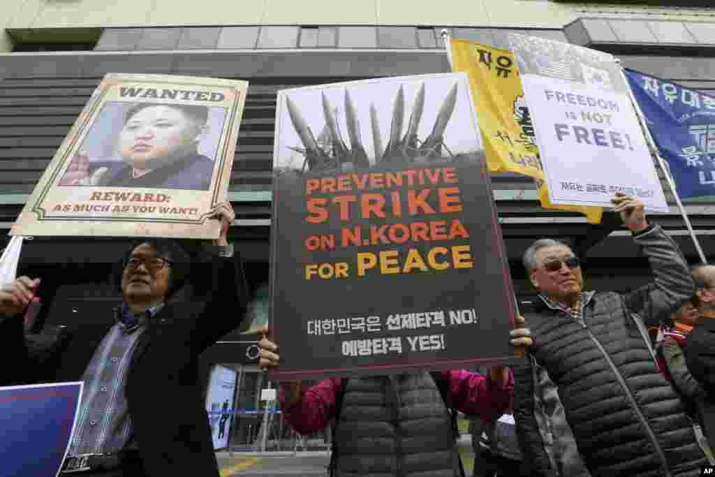 反對北韓和金正恩的南韓人在美國使館外面示威,呼籲美國對北韓實行先發制人的打擊。有人舉著標語“自由不是免費的”(2017年11月6日)