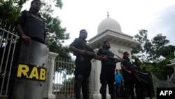 1일 방글라데시 다카 법원에서 이슬람 성직자에 대한 선고를 앞두고, 법원 주변을 경계 중인 경찰들.