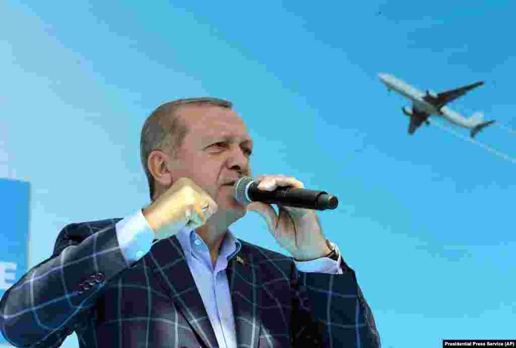 Cumhurbaşkanı Erdoğan Diyarbakır'da yaptığı ziyaretteki konuşmasında, Suriye'de bir Amerikan askerinin YPG arması taktığını gösteren fotoğraflara değindi ve ABD'yi kınadı. 