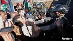 Ziad Abu Ein (à esquerda) luta com um agente da polícia israelita horas antes de morrer