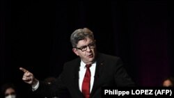 Jean-Luc Mélenchon prononce un discours lors d'un meeting de campagne au théâtre Femina à Bordeaux, le 24 janvier 2022.