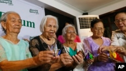 Philippine women, who said they were detained and used as sex slaves by the Japanese military during World War Two, display Origami paper cranes to symbolize peace during a forum to demand justice, compensation and an apology from Japan, in Quezon city, Philippines, Jan. 22, 2016.