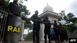Rapid Action Battalion (RAB) personnel stand guard in front of the high court in Dhaka after a verdict was delivered in which Bangladesh's main Islamist party Jamaat-e-Islami was banned from contesting next year's elections, August 1, 2013.