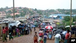 ဘင်္ဂလားဒေ့ရှ်နိုင်ငံ Cox' Bazar ဒေသက ကုတုပလောင်ရိုဟင်ဂျာ ဒုက္ခသည်စခန်းက ဈေးတခုမှာ တွေ့ရတဲ့ မြင်ကွင်း။ (ဇွန် ၀၂၊ ၂၀၂၀)