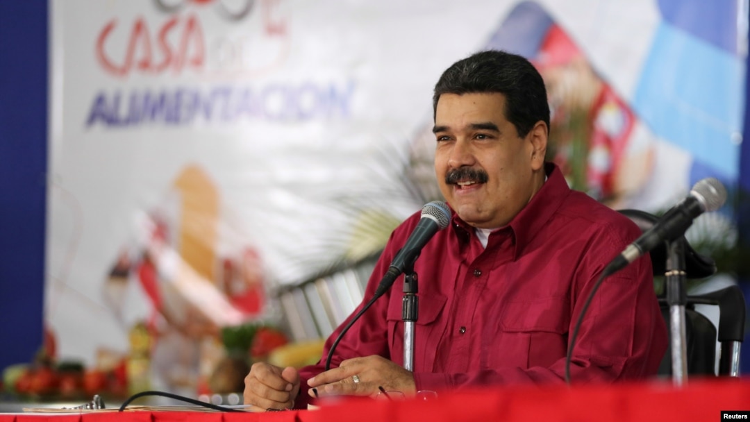 Presiden Venezuela Nicolas Maduro berbicara di depan pendukungnya di Caracas, 15 November 2017.