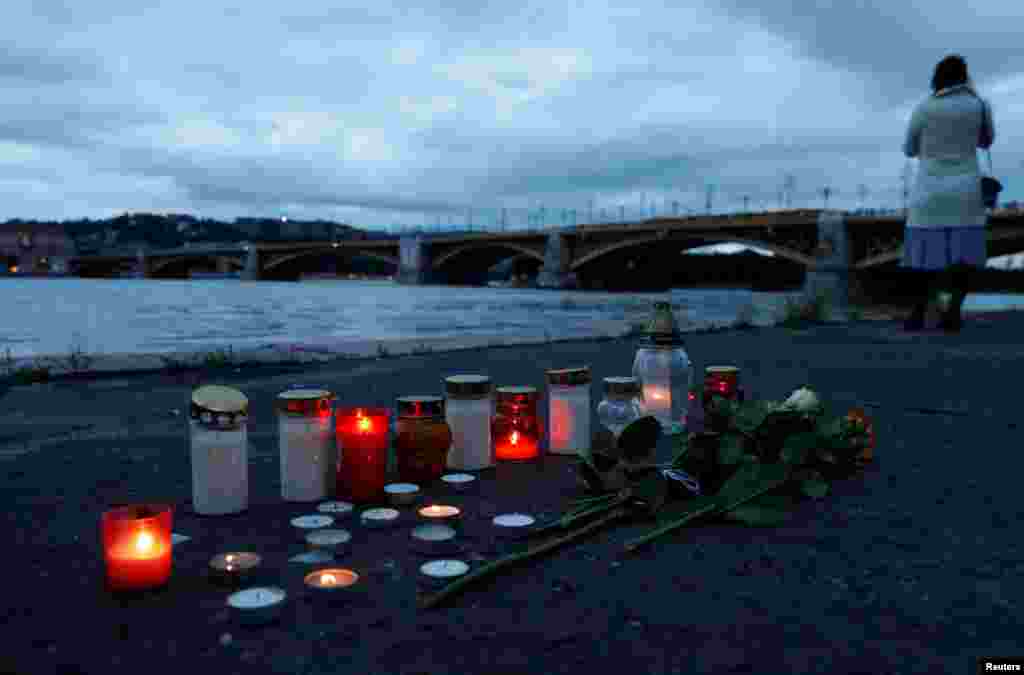روشن کردن شمع به یاد جانباختگان حادثه کشتی در بوداپست، مجارستان.