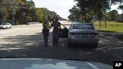 Foto tomada del video divulgado por el Departamento de Seguridad Pública de Texas en el que se ve al agente Brian Encinia arrestar a Sandra Bland,