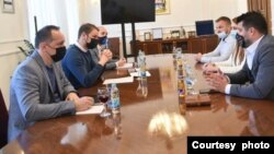 Predstavnici predlagača inicijative Nikola Stanković i Bojan Božić na sastanku sa gradonačelnikom Draškom Stanivukoviće i Žanet Beneš, kćerkom Marijana Beneša, Banja Luka (Foto: Grad Banja Luka)