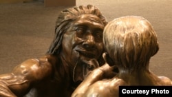 Une scène d'amour maternel chez les Néandertaliens est une surprise inattendue pour les touristes. (John Gurche, “Shaping Humanity”)