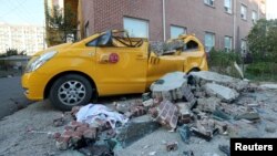 15일 오후 2시 한국 포항시 북구 북쪽 6㎞ 지점에서 규모 5.4 지진이 발생했다. 한 어린이집 외벽이 무너져 차량이 심하게 파손 돼 있다.