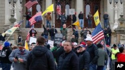 En Michigan, cientos de personas se unieron frente al capitolio para pedir que levanten las restricciones de confinamiento y distanciamiento social, alegando que violan sus derechos.